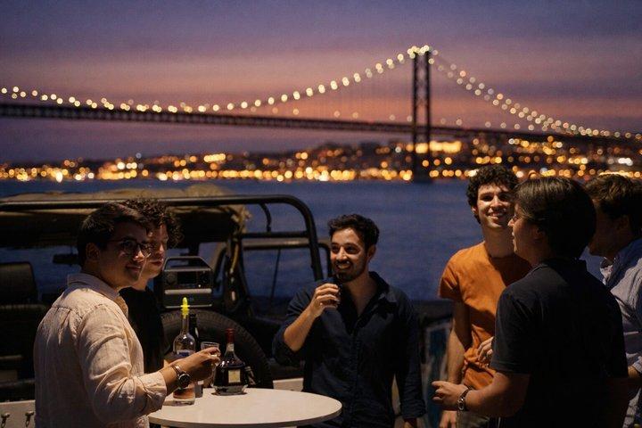 LISBON PRIVATE NIGHT TOUR i en vintage jeep med mad og drikkevarer