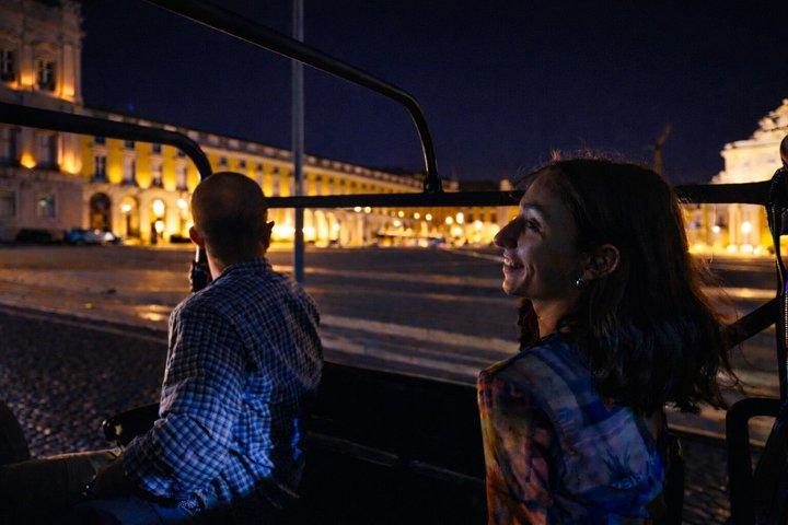 LISBON PRIVATE NIGHT TOUR em um Jeep vintage com comida e bebidas