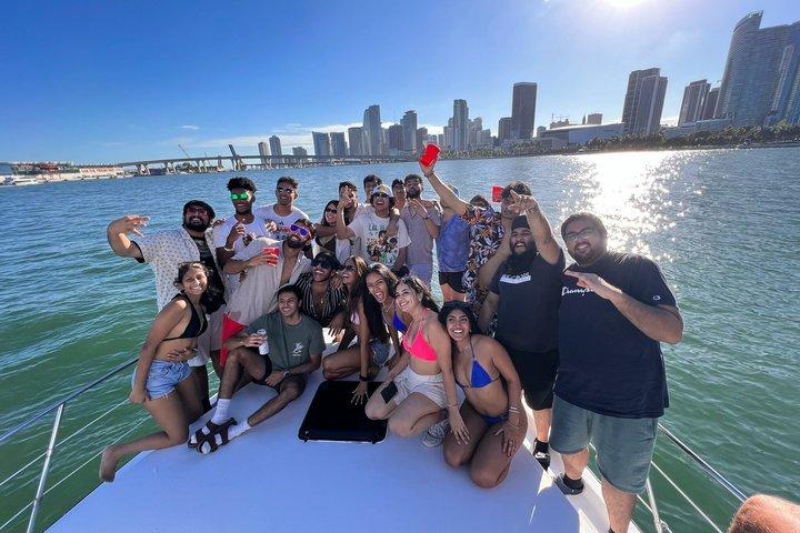Miami Floating Club Esperienza Sunset Boat Party a Biscayne Bay