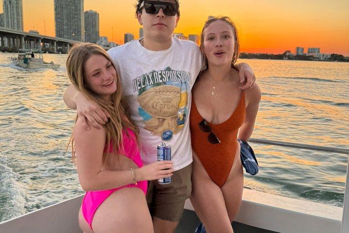 Miami Floating Club Esperienza Sunset Boat Party a Biscayne Bay