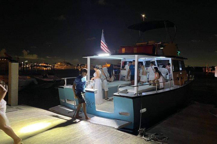 Miami Floating Club Esperienza Sunset Boat Party a Biscayne Bay