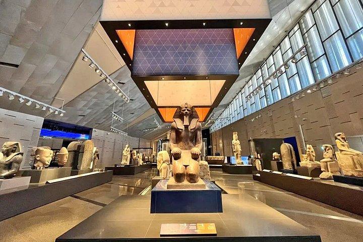 アレクサンドリア港：プライベートピラミッド、スフィンクス＆大エジプト博物館