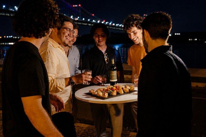 LISBON PRIVATE NIGHT TOUR em um Jeep vintage com comida e bebidas