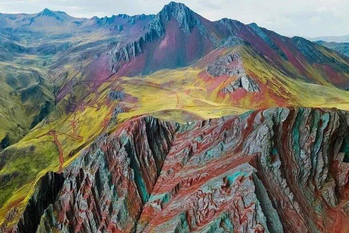 クスコからパレイ・プンチュ山終日ハイキング