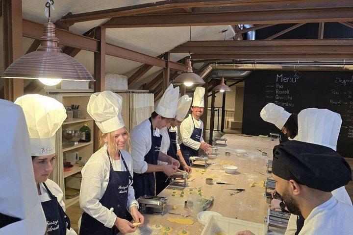 Aula de culinária toscana e italiana, tiramisu e degustação de 3 vinhos