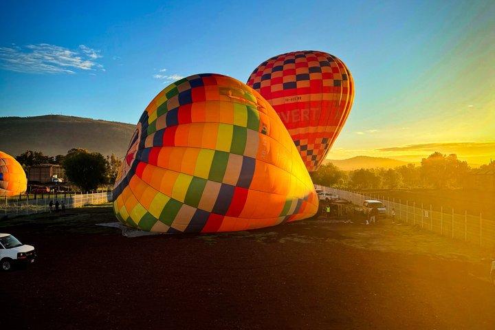 Sunrise Hot Air Balloon Flight Over Teotihuacán from Mexico City
