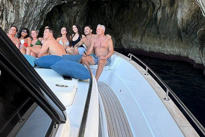 ナポリ発アプレアマレ・ゴッツォ45でのカプリプライベートボートツアー