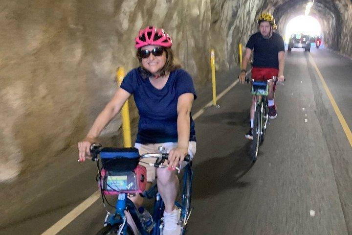 ダイヤモンドヘッドバイクでハイキングとローカルランチ