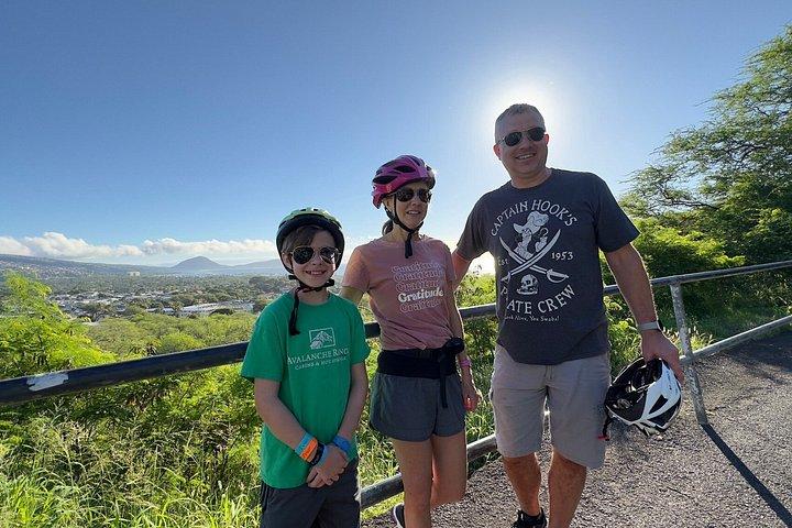 ダイヤモンドヘッドバイクでハイキングとローカルランチ