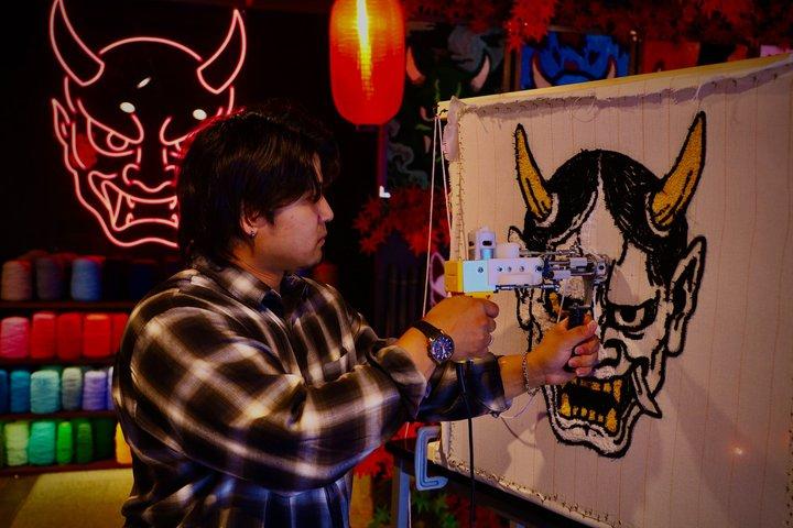 Kyoto : Tapis artisanaux Oni/Kitsune/Daruma dans un atelier de touffeterie