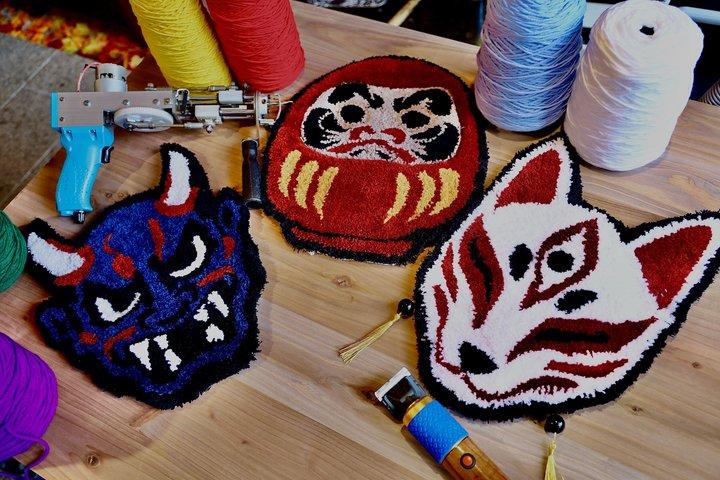 京都：吹き抜けアトリエで鬼・狐・だるまの敷物作り