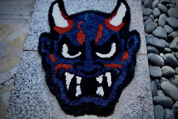 京都：吹き抜けアトリエで鬼・狐・だるまの敷物作り