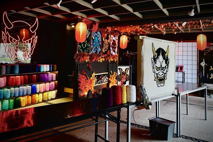 京都：吹き抜けアトリエで鬼・狐・だるまの敷物作り