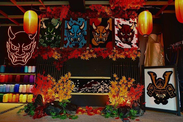 京都：吹き抜けアトリエで鬼・狐・だるまの敷物作り