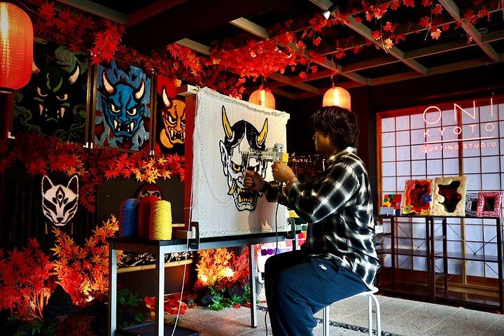 京都：吹き抜けアトリエで鬼・狐・だるまの敷物作り