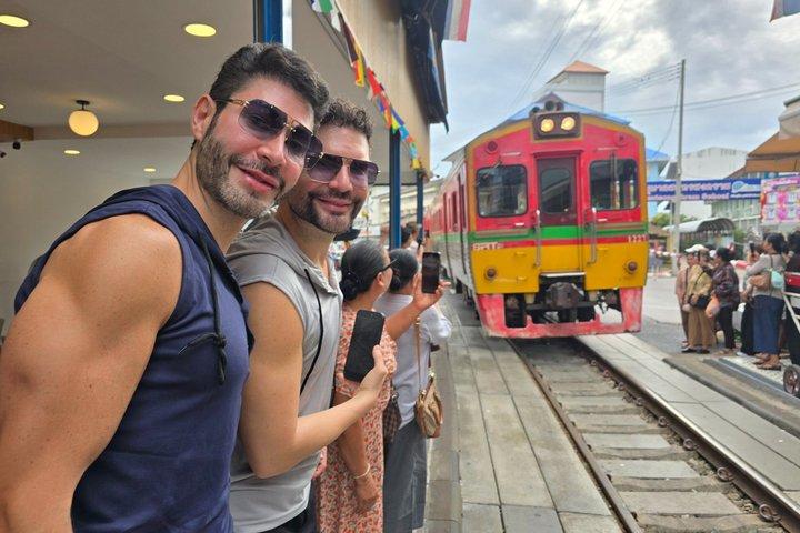 Excursão privada para ferrovias e mercados flutuantes com sobremesas tailandesas