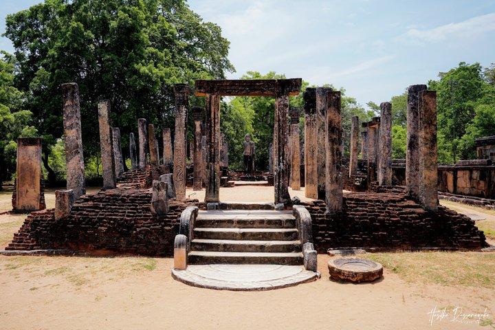 Visitare le rovine storiche di Polonnaruwa e Minneriya Safari