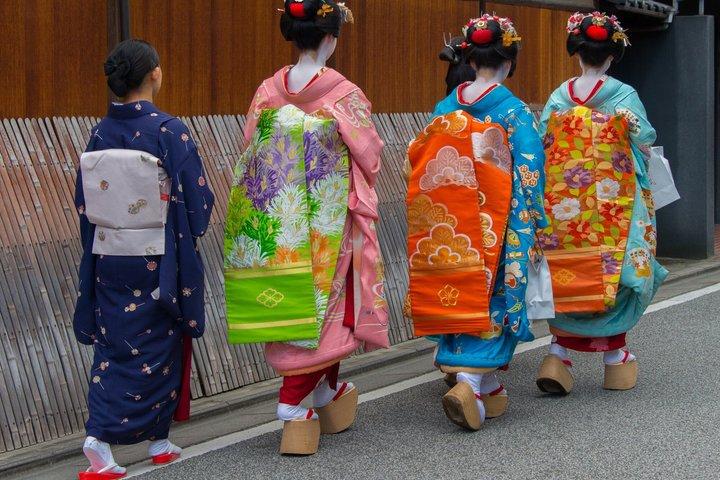 京都祇園ナイトツアー：アイコニックな芸者街＆隠れ家