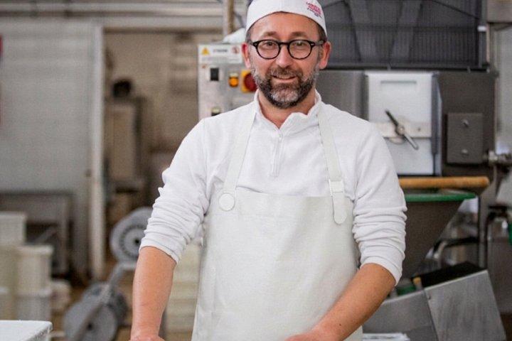 バーリで試食付きモッツァレラ作りショー