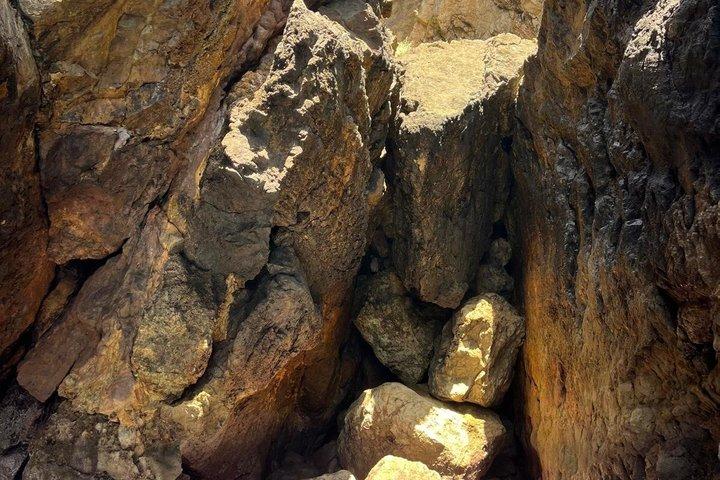 セシンブラでのボートツアー：地元ガイドと一緒に洞窟探検とシュノーケリングを楽​​しもう。