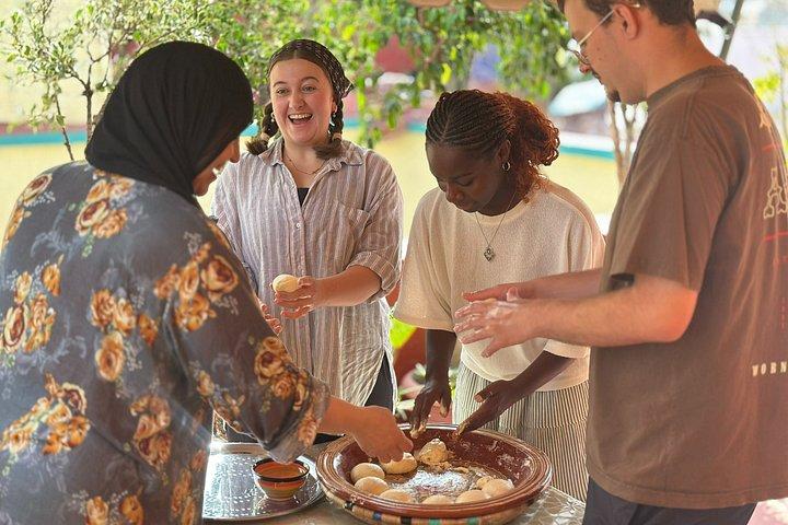 ラバトでムセメンとハルチャアムルーを作り、地元の家族とお茶を