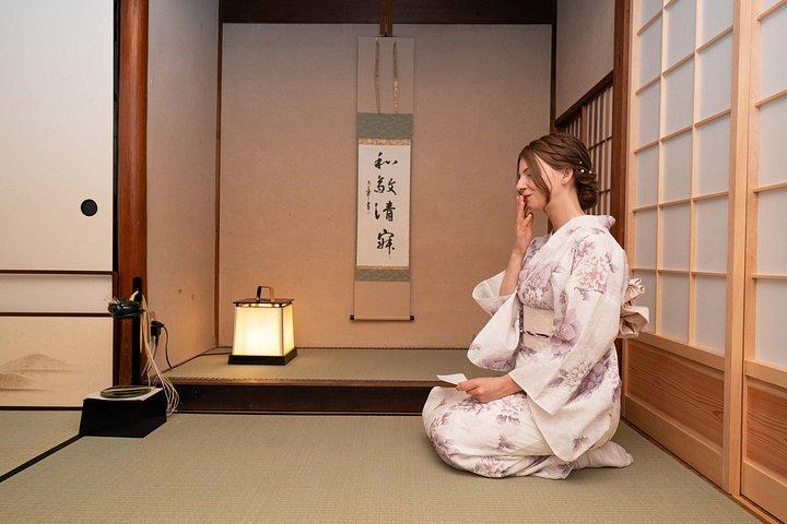 京都駅から17分、稲荷駅から10分：町家での茶道体験