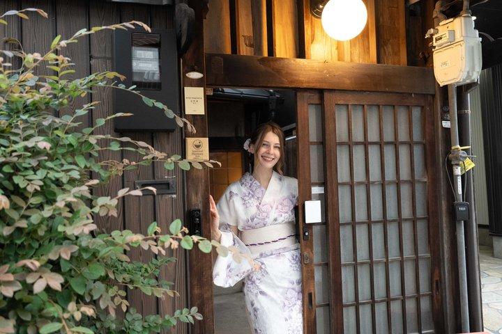 京都駅から17分、稲荷駅から10分：町家での茶道体験