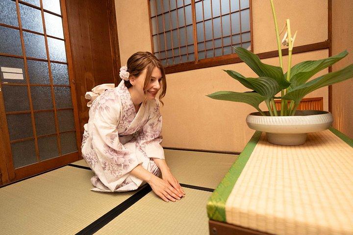 京都駅から17分、稲荷駅から10分：町家での茶道体験