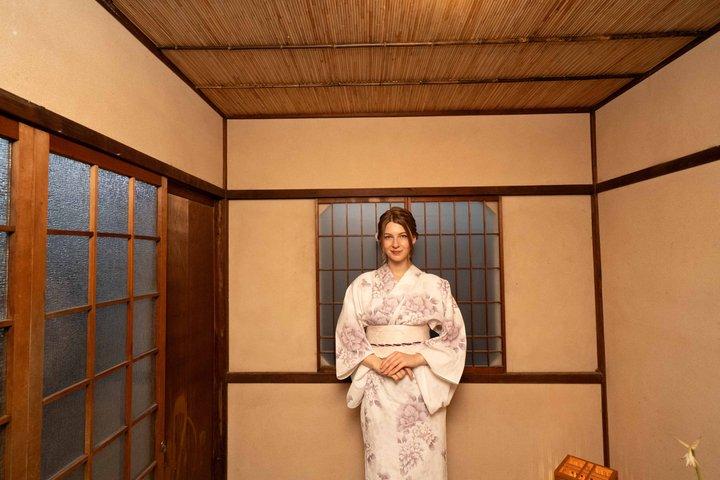 京都駅から17分、稲荷駅から10分：町家での茶道体験