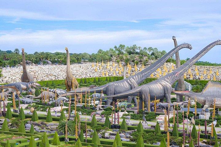 バンコク/パタヤ発、サンクチュアリ・オブ・トゥルース＆ノーンヌークガーデンツアー