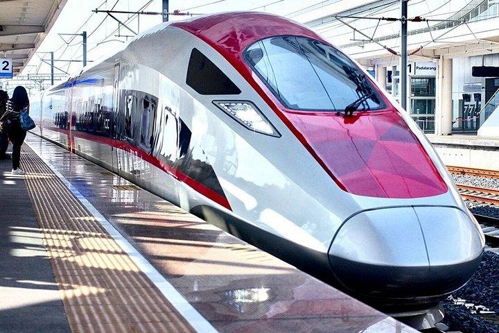 ジャカルタからバンドンへウーシュ列車で：滝＆水上マーケット