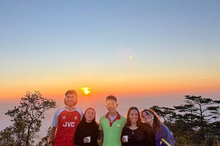 Excursión de trekking al amanecer y caza de nubes en el pico Hon Bo