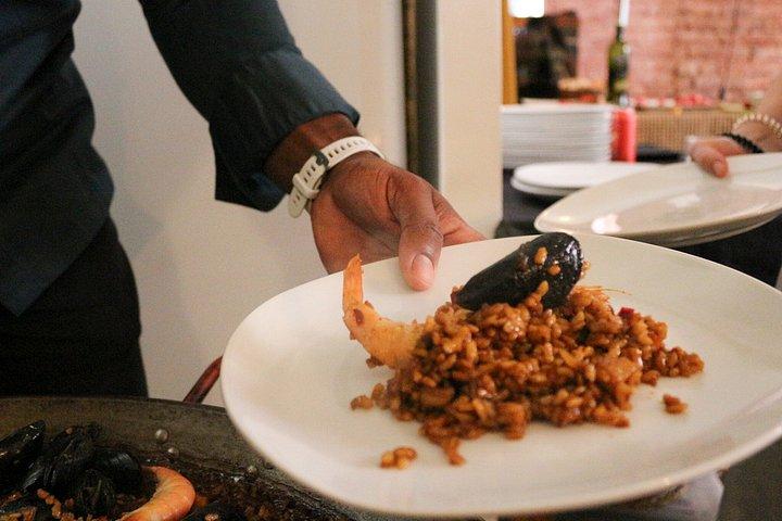 美食体験：タパス、パエリア、ワインペアリング