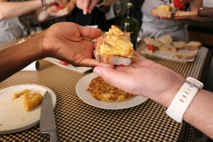 美食体験：タパス、パエリア、ワインペアリング