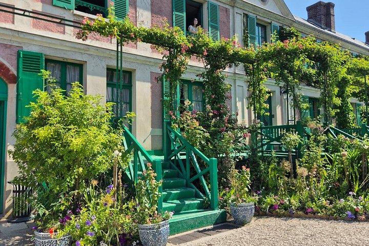 Excursion d'une journée à Giverny et Versailles au départ de Paris avec un guide professionnel