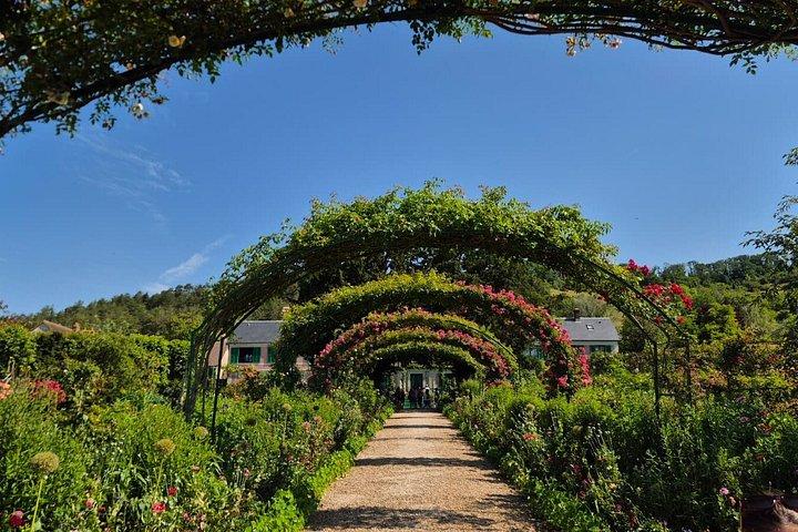 Excursion d'une journée à Giverny et Versailles au départ de Paris avec un guide professionnel