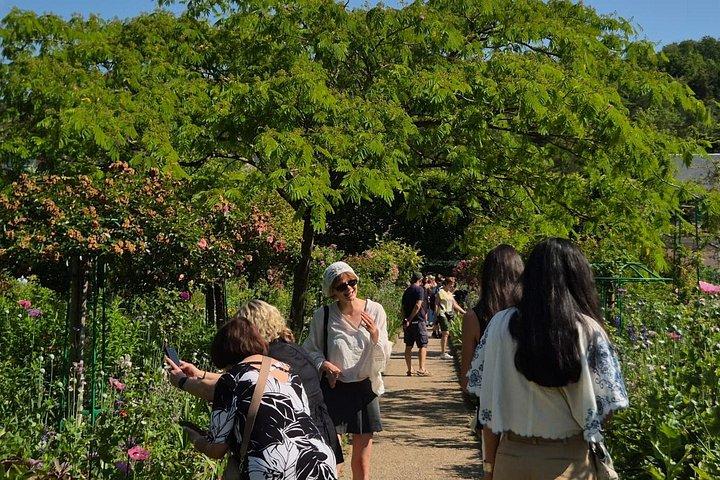 Excursion d'une journée à Giverny et Versailles au départ de Paris avec un guide professionnel