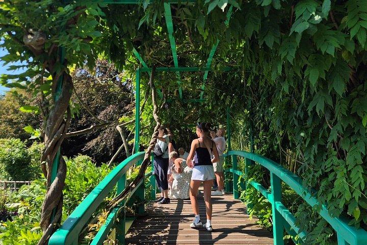 Excursion d'une journée à Giverny et Versailles au départ de Paris avec un guide professionnel