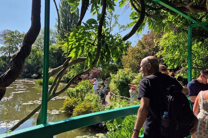 Excursion d'une journée à Giverny et Versailles au départ de Paris avec un guide professionnel