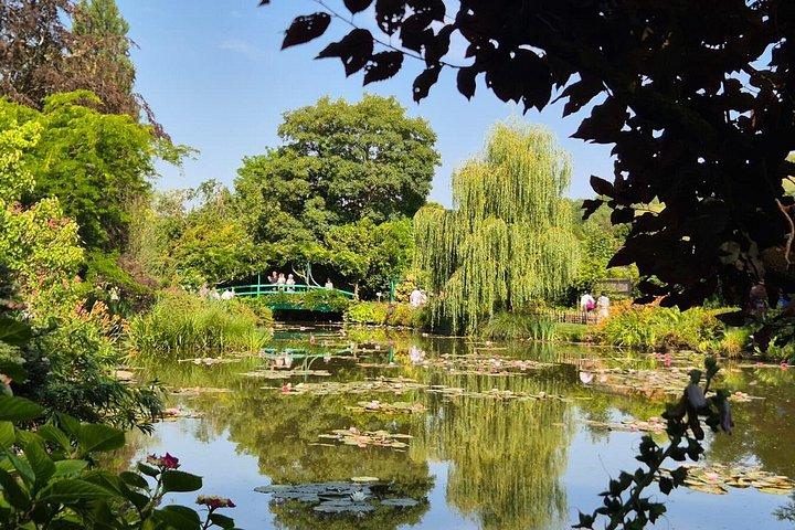 Excursion d'une journée à Giverny et Versailles au départ de Paris avec un guide professionnel
