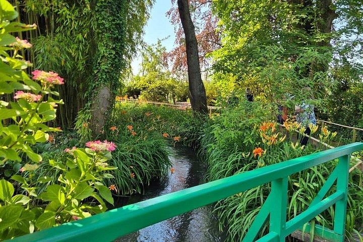 Excursion d'une journée à Giverny et Versailles au départ de Paris avec un guide professionnel