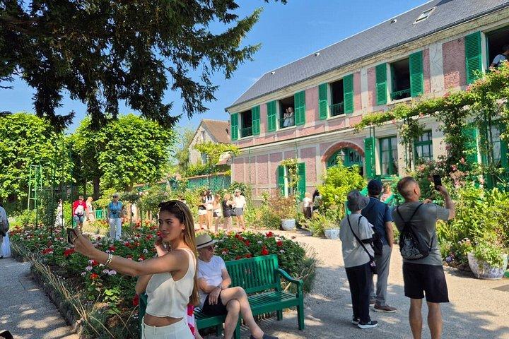 Excursion d'une journée à Giverny et Versailles au départ de Paris avec un guide professionnel