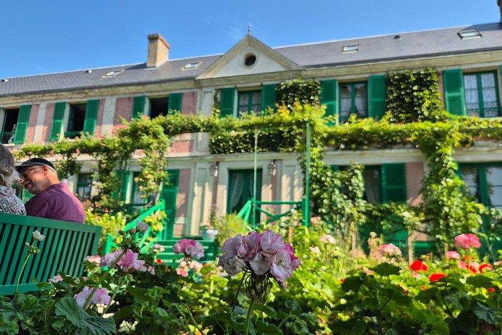 Excursion d'une journée à Giverny et Versailles au départ de Paris avec un guide professionnel