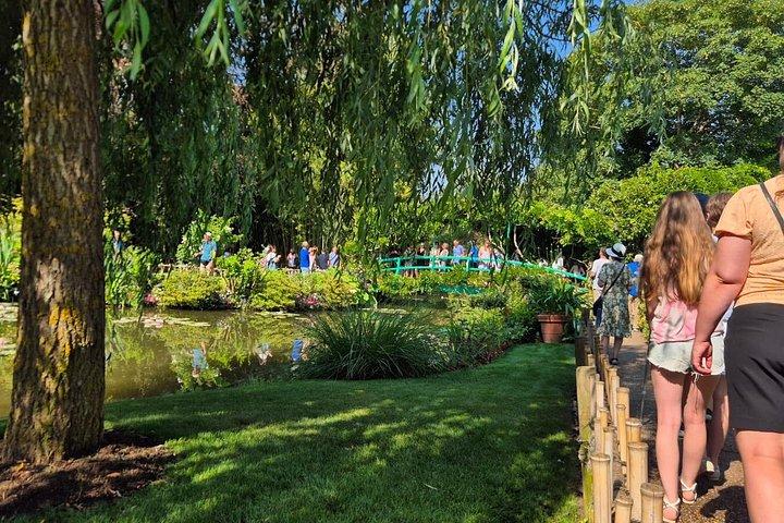 Excursion d'une journée à Giverny et Versailles au départ de Paris avec un guide professionnel