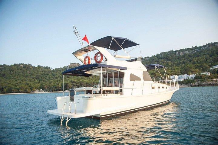 プライベートヨットチャーターアンタルヤの隠れた湾を発見