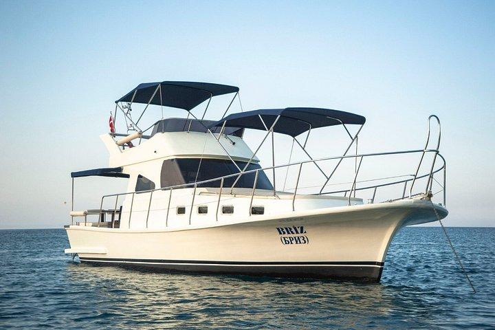 プライベートヨットチャーターアンタルヤの隠れた湾を発見