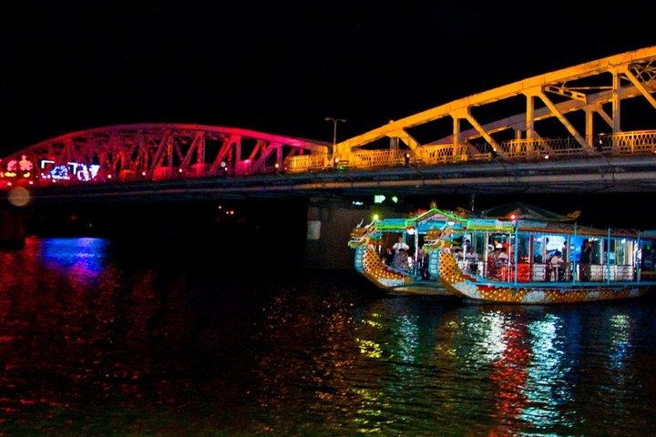 Hue Evening Experience Cyclo Ride Street Food und Folk Music