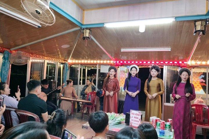 Hue Evening Experience Cyclo Ride Street Food und Folk Music