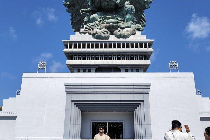 バリ・ヌサドゥア、GWK像、ウルワツ寺院、ケチャ＆ウォータースポーツ