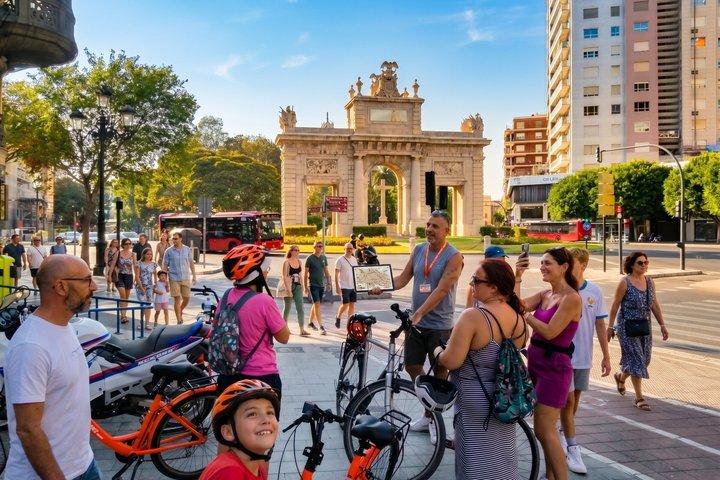 ガイド付き自転車または電動自転車ツアーでバレンシア市のハイライトを巡る